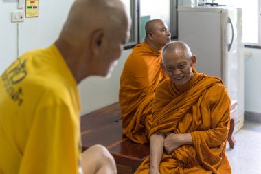 Luang Pu Ong Thawaro kanser hastasını ziyarete geliyor