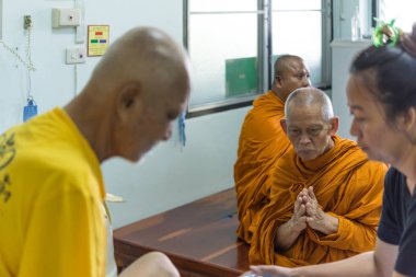 Luang Pu Ong Thawaro kanser hastasını ziyarete geliyor