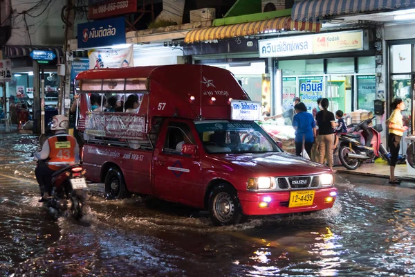 Inundação de água no problema da cidade com o sistema de drenagem — Fotografia de Stock