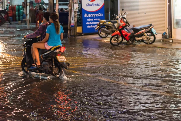Víz árvíz város probléma vízelvezető rendszer — Stock Fotó