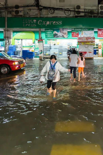 Наводнение в городской системе дренажа — стоковое фото