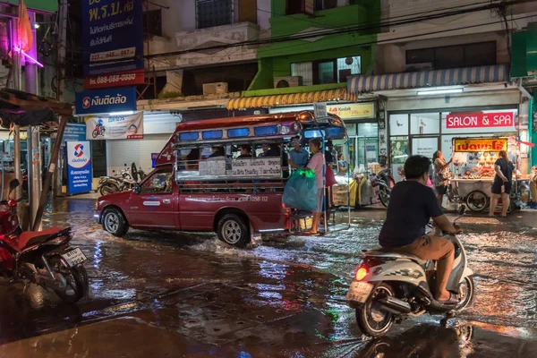 Water overstroming in de stad probleem met drainagesysteem — Stockfoto