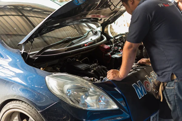 Controle van de motor van een auto voor reparatie bij auto garage — Stockfoto