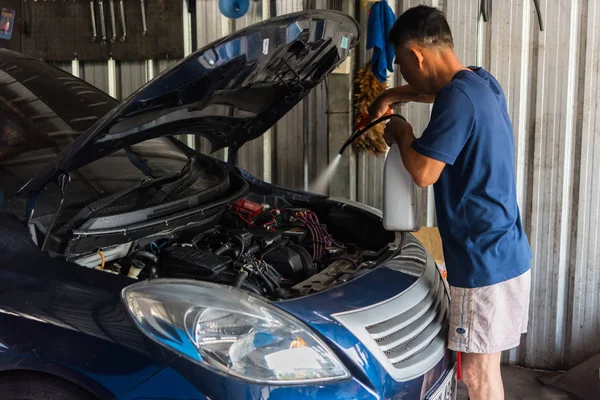Kontrola auta motor pro opravu na garáž — Stock fotografie
