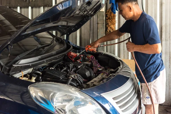 Verificação de um motor de carro para reparação na garagem do carro — Fotografia de Stock