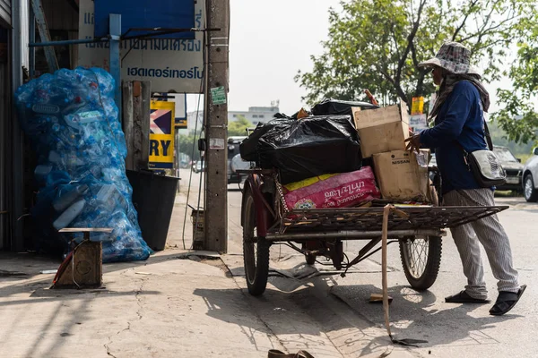 Триколісні вантажі (Saleng, Zaleng) купити невикористаний товар — стокове фото