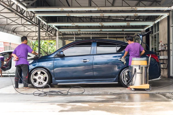 Het schoonmaken van de auto (auto detail) bij Car Care Shop — Stockfoto