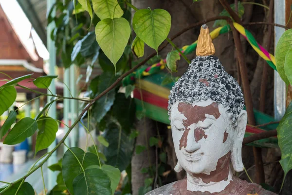 Estatua de Buda en templo budista Wat Lo Sutthawat — Foto de Stock