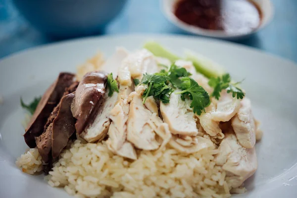 Met kippensoep op straatvoedsel gestoomde rijst — Stockfoto