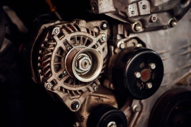 Garajında sökülen araba kirli motor ve Dinamo
