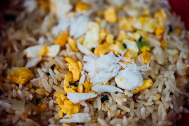 Tayland sokak gıda pazarında yengeç et kızarmış pirinç