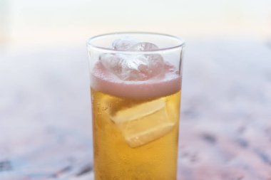 Buz ve köpük ile cam taze bira suyu