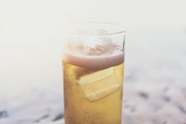 Buz ve köpük ile cam taze bira suyu