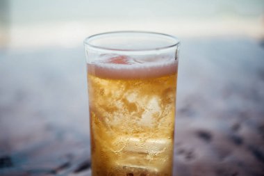 Buz ve köpük ile cam taze bira suyu