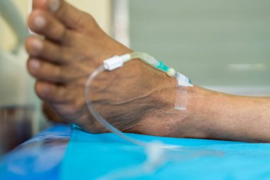 Hastanede tuz intravenöz olan hasta