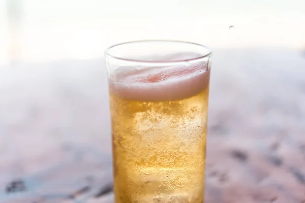 Agua de cerveza fresca en el vaso con hielo y espuma —  Fotos de Stock