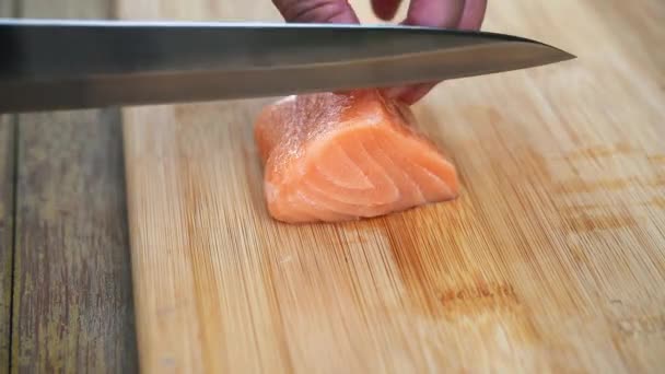 Chef Asiático Rebanada Salmón Por Cuchillo Boad Para Comida Japonesa — Vídeo de stock