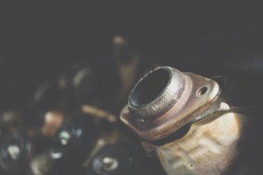 Garajdaki sökülebilir araba motoru ve susturucu
