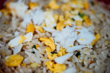 Tayland sokak gıda pazarında yengeç et kızarmış pirinç