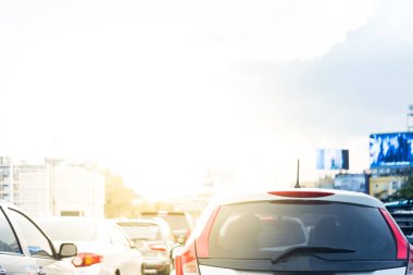 Trafik sıkışıklığı ile şehrin işlek yolda araba