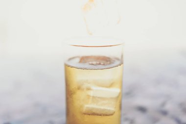Buz ve köpük ile cam taze bira suyu