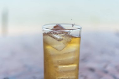 Buz ve köpük ile cam taze bira suyu