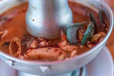 Karides deniz ürünleri baharatlı çorba (Tom Yum Goong) Market