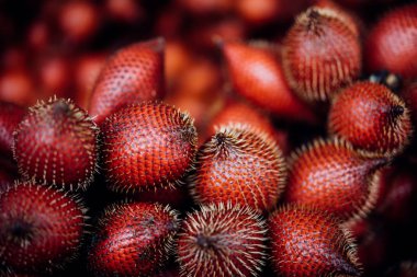 Salacca ağlayan meyve pazarında Asya meyvesi