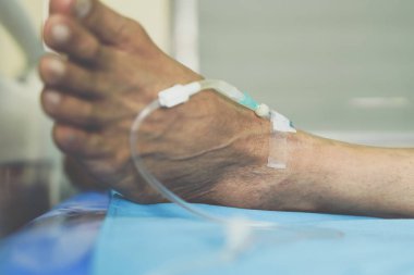 Hastanede tuz intravenöz olan hasta