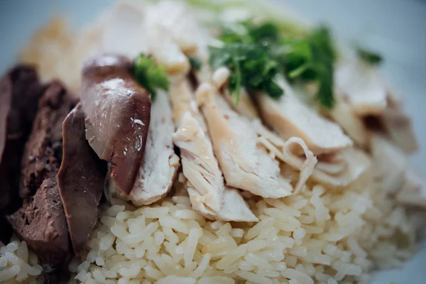 Nasi dikukus dengan sup ayam di jalan makanan — Stok Foto