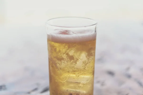 Acqua fresca di birra in vetro con ghiaccio e schiuma — Foto Stock