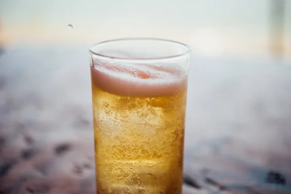 Acqua fresca di birra in vetro con ghiaccio e schiuma — Foto Stock