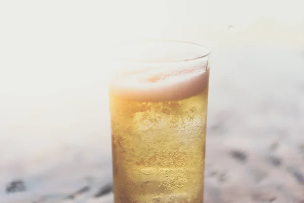 Agua de cerveza fresca en el vaso con hielo y espuma —  Fotos de Stock