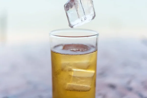 新鲜的啤酒水进入玻璃与冰和泡沫 — 图库照片