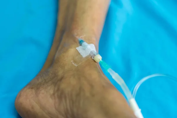 Пациент с физраствором внутривенно в больнице — стоковое фото