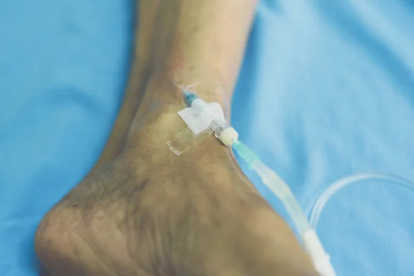 Patient med saltlösning intravenöst på sjukhuset — Stockfoto
