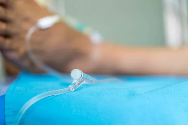 Paciente con solución salina intravenosa en el hospital — Foto de Stock