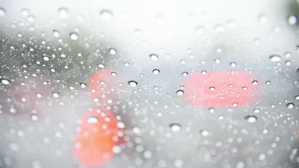 雨が車の中から車のフロント ガラスのビューからの水滴をきれいにする車ワイパー作業 — ストック動画