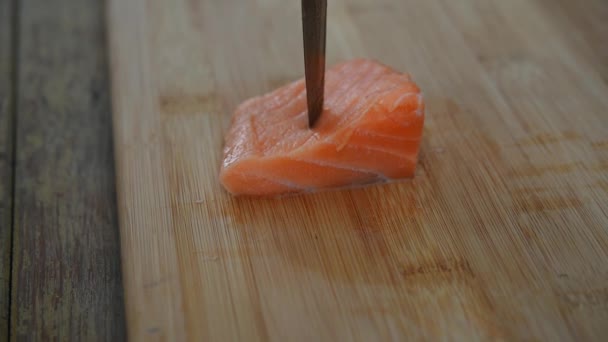 Chef Asiático Rebanada Salmón Por Cuchillo Boad Para Comida Japonesa — Vídeo de stock