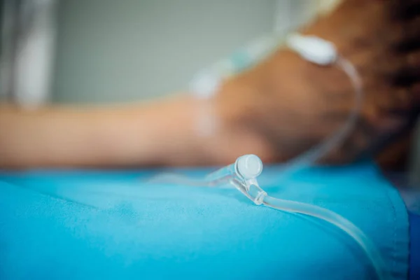 Paciente con solución salina intravenosa en el hospital — Foto de Stock