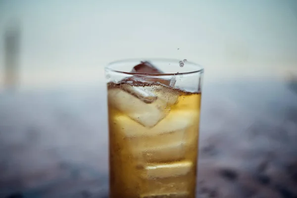 Свежая пивная вода в стакан со льдом и пеной — стоковое фото