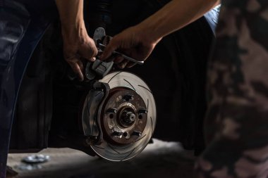 Araba garajında disk fren ve asbest fren yastıkları