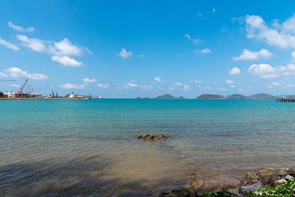 Landskap av stranden och havet med reef rock beach — Stockfoto