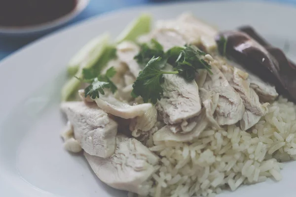 Nasi dikukus dengan sup ayam di jalan makanan — Stok Foto
