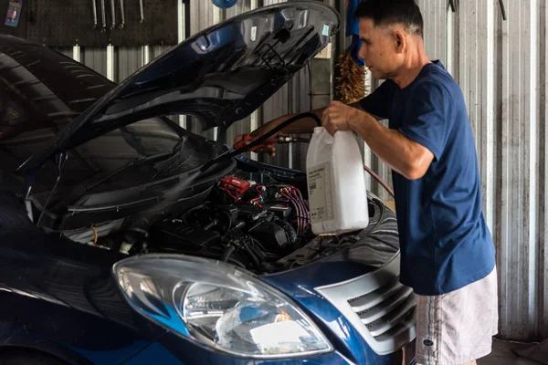 Verificação de um motor de carro para reparação na garagem do carro — Fotografia de Stock