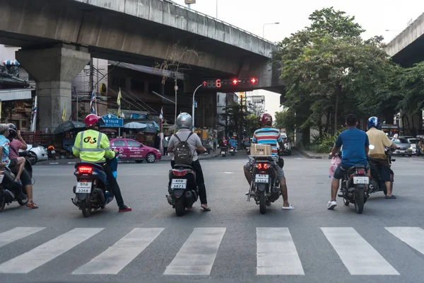 Auto's op de drukke weg in de stad met verkeersopstopping — Stockfoto