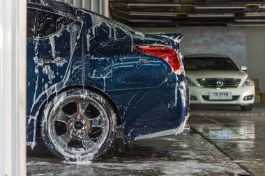 Araba bakım mağazasında araba temizleme (Araba detaylandırma)