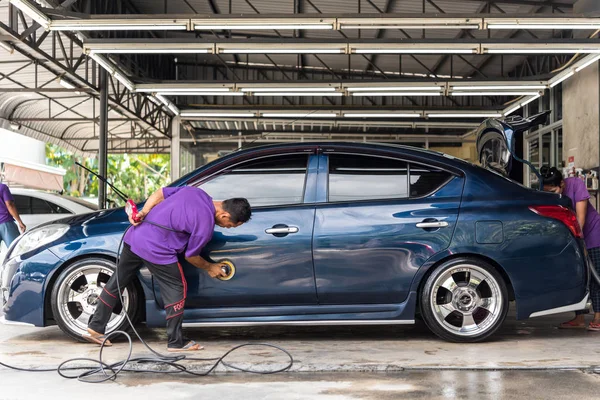 Curățarea mașinii (Detalierea mașinii) la atelierul de îngrijire auto — Fotografie, imagine de stoc