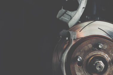 Araba garajında disk fren ve asbest fren yastıkları