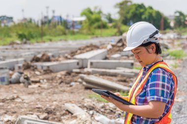 Şantiyede kadın inşaat mühendisi